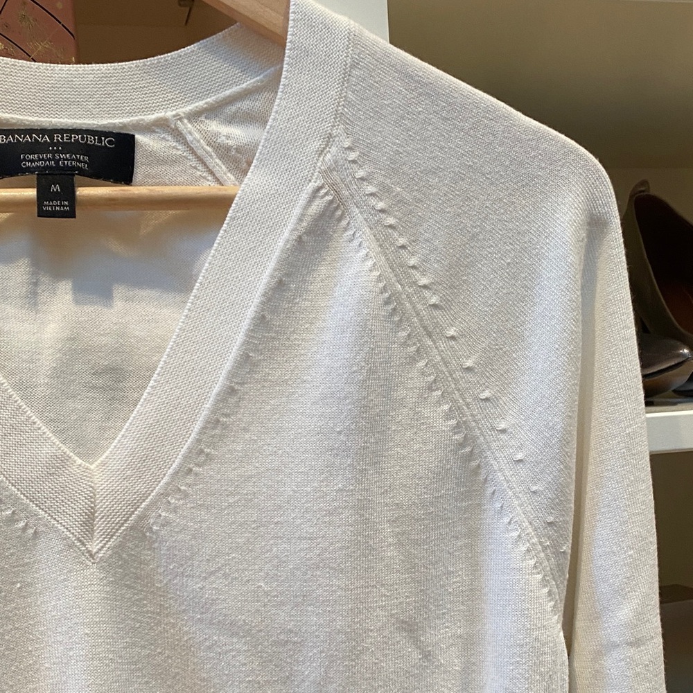Banana Republic White V-Neck Sweater. Size M. GUC - Picture 3 of 12
